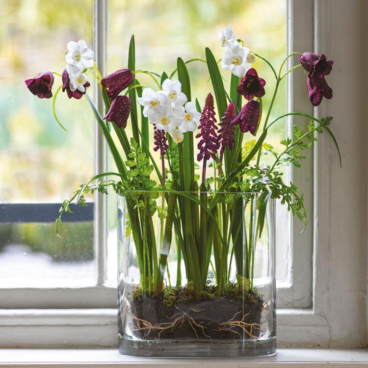 großes Glas dekorieren mit saisonalen Blumen Frühlingsdeko für Fensterbank