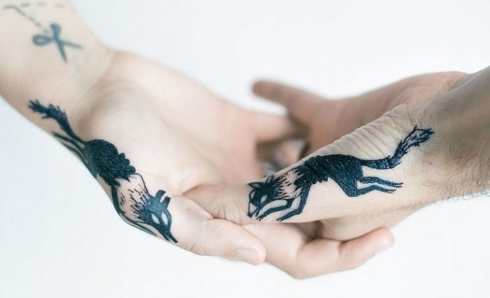 hand-tattoo-ideen-liebespaare-Füchse-Bodyart-für-Verliebte