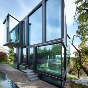 haus aus glas zürich architektur eingang gartenweg