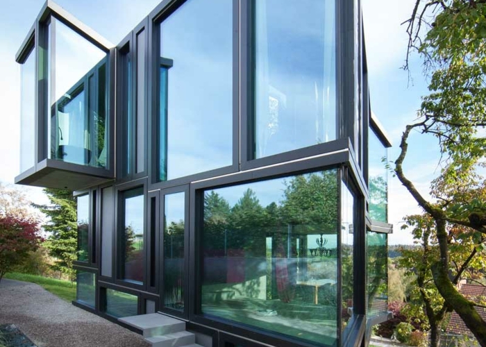 haus aus glas zürich architektur eingang gartenweg
