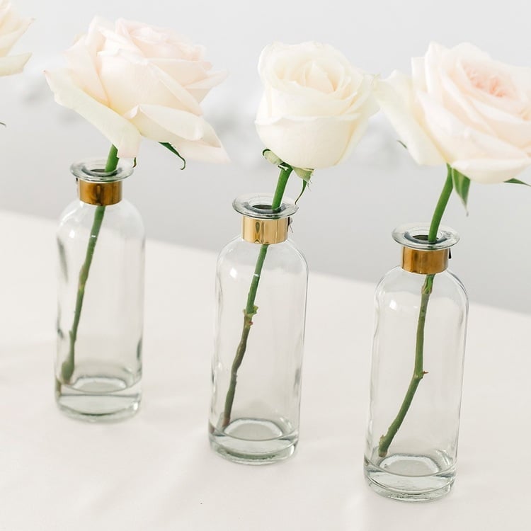 hohe Glasvase dekorieren Idee für Rosen als Solisten
