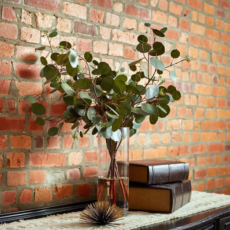 hohe Glasvase mit Eukalyptus Zweigen dekorieren Ideen