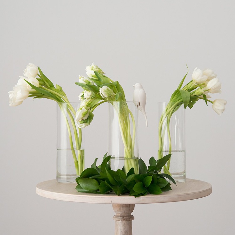 hohe Glasvasen dekorieren Frühlingsdeko mit weißen Tulpen