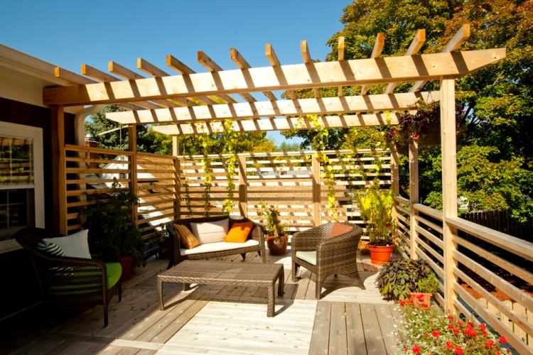 holz-pergola-terrasse-rattan-lounge-moebel-kletterpflanzen