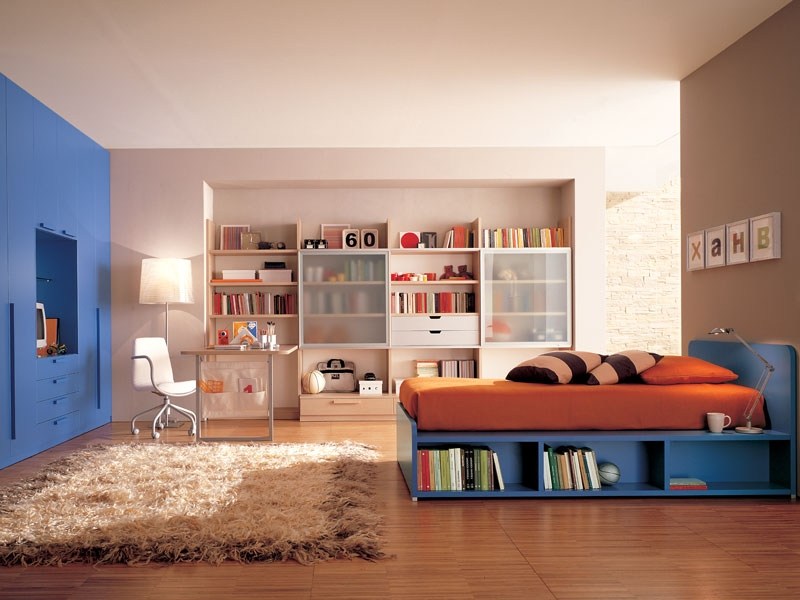 ideen-Kinderzimmer-für-Jungen-2015-Komplementärfarben-Blau-Orange-Bettwäsche