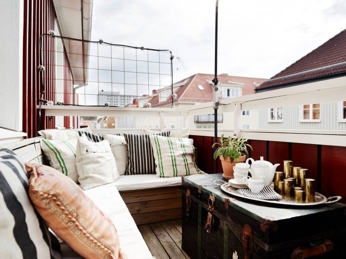 ideen-balkon-gestaltung-outdoor-möbel-zum-relaxen-kiste-als-kaffeetisch