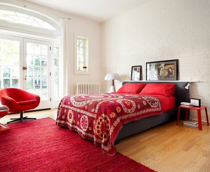 ideen-schlafzimmer-gestaltung-weiße-wand-ziegel-rot-teppich