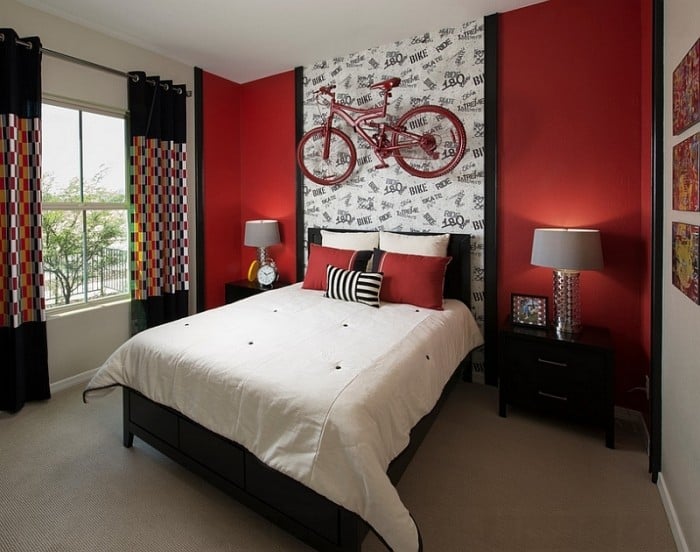 ideen-schlafzimmer-in-rot-akzentwand-dekoration-fahrrad