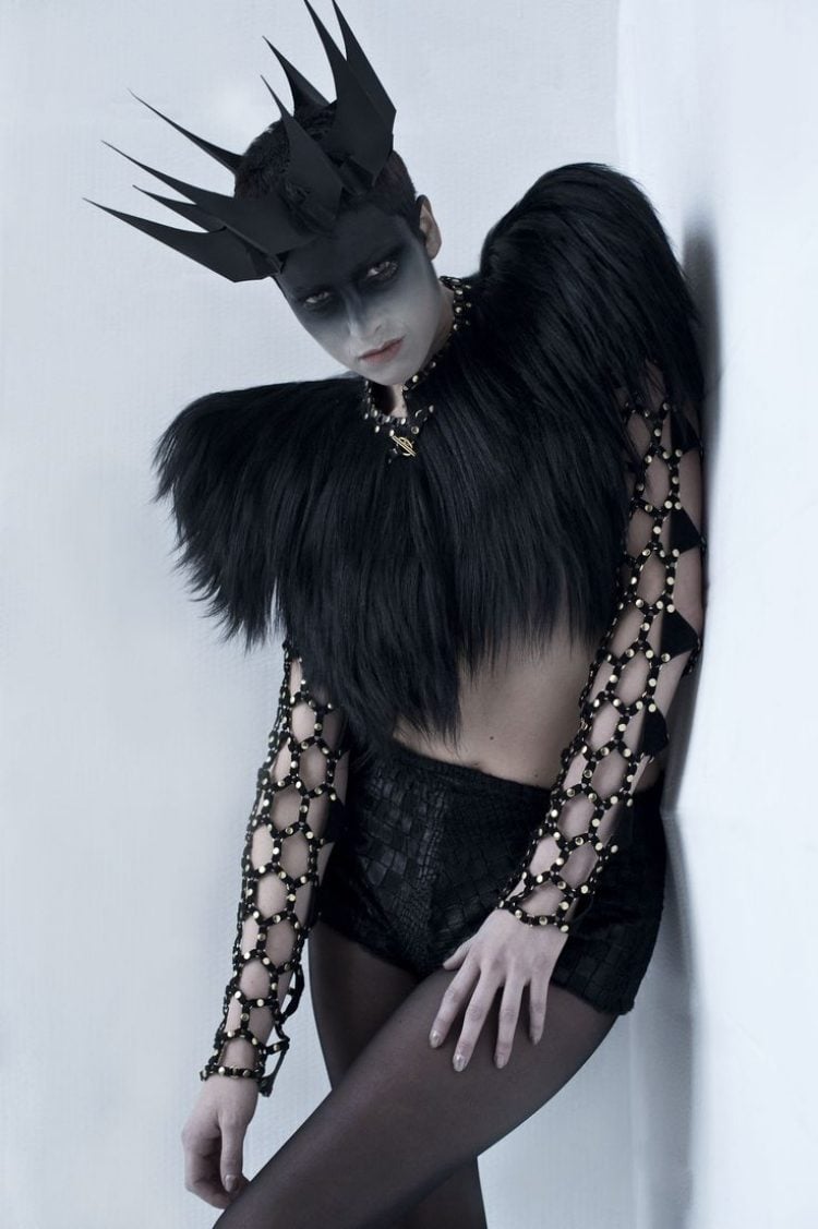 karnevalskostume-2015-ideen-damen-dunkle-schwarze-koenigin-extravagant-fashion