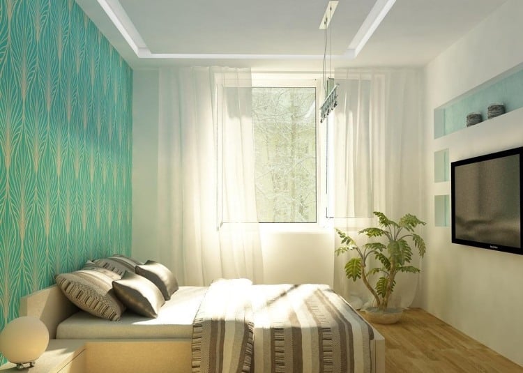 kleine-schlafzimmer-modern-farben-weiss-tuerkis-holzboden-schiere-gardinen-wand-fernseher