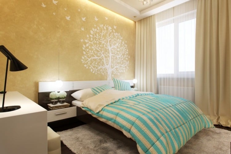 kleine-schlafzimmer-modern-goldene-wandfarbe-maltechnik-weisser-baum