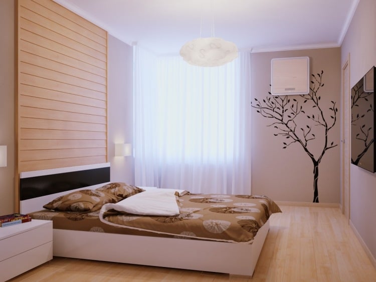 kleine-schlafzimmer-modern-heller-holzboden-weisse-moebel-wandtattoo-baum