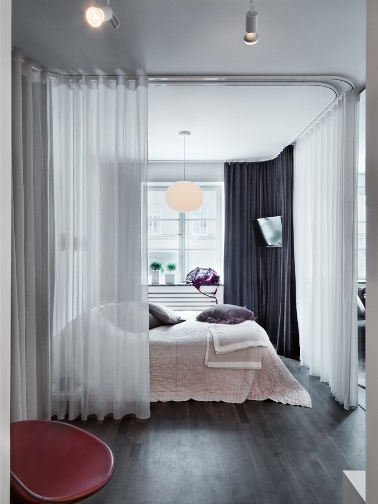 kleine-schlafzimmer-modern-schiere-gardinen-bett-dichter-vorhang