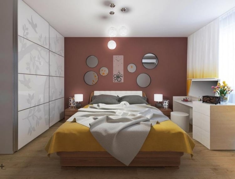 kleine schlafzimmer modern-wandfarbe-marsala-holz-moebel-ockergelbe-akzente-weisser-kleiderschrank-schiebetueren-wandspiegel