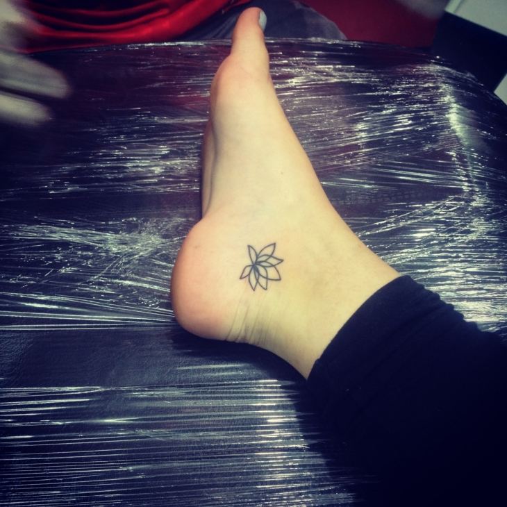 kleine tattoos fussgelenk-lotus-blume-bedeutung