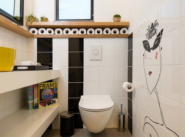 kleine-wohnung-einrichten-kleines-wc-schwarz-weisse-wandfliesen-toilettenpapierrollen-stauraum