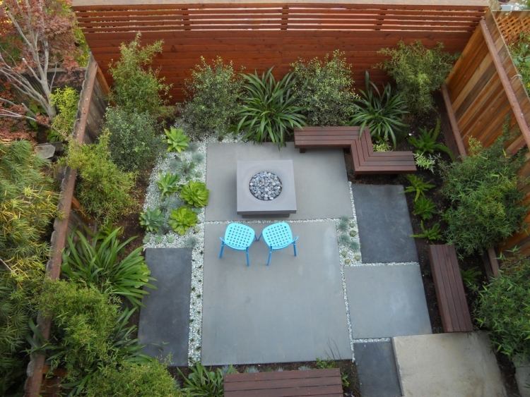 kleiner-garten-hhe-pflanzen-terrassenbodenbelag-betonplatten-kies-feuerstelle