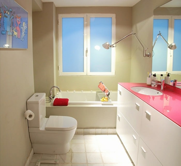 kleines bad gestalten mit farbe toilette konsole weiß pink accessoires