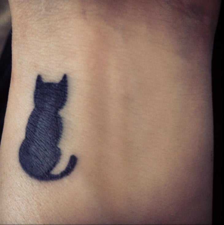 kleines-tattoo-handgelenk-schwarze-katze