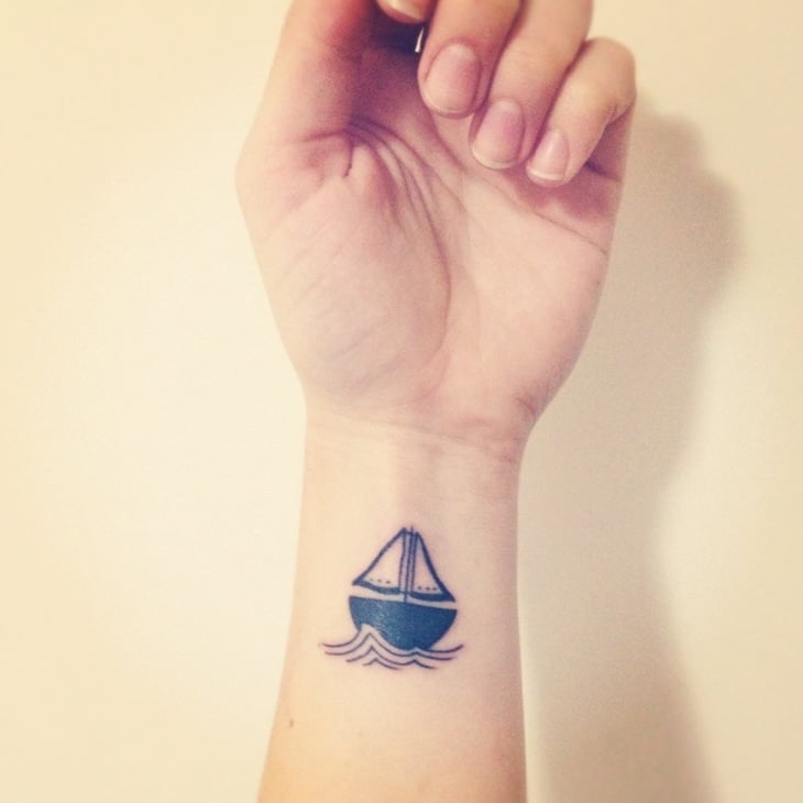 kleines-tattoo-idee-handgelenk-segelboot-motiv