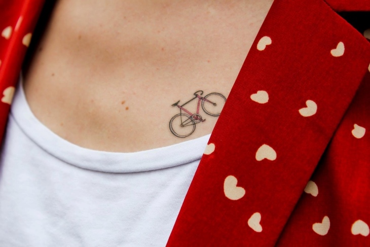 kleines-tattoo-oberhalb-der-brust-fahrrad-farbig