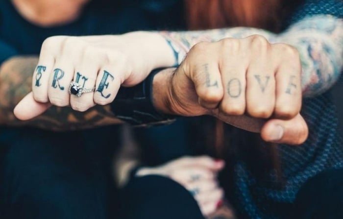 kreative-Tattoo-Ideen-für-Liebespaare-die-wahre-liebe-schriftzug-finger