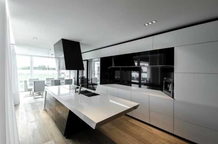 küche modern hochglanz inseln weiß schwarz esszimmer holz