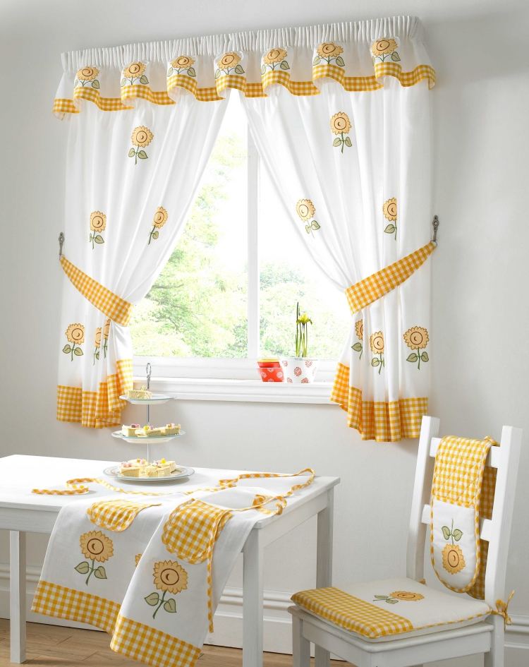 küchenfenster-gardinen-als-deko-weiß-gelb-blumenapplikation-gardinenschals