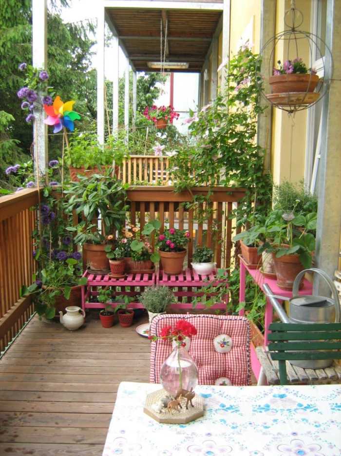landhausstil-balkon-gestalten-karo-muster-textilien-blumenampel-Töpfe-blühend