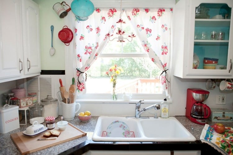landhausstil-küchengardinen-design-blumen-vintage-motiv-erdbeeren