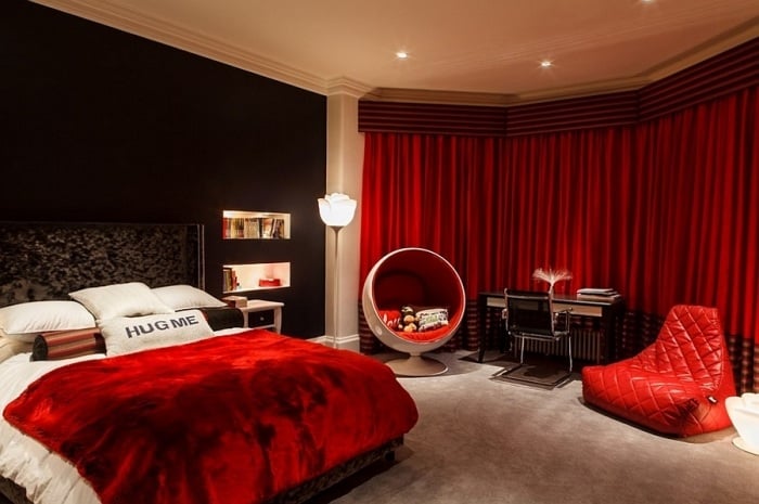 luxuriöses-schlafzimmer-rot-weiß-schwarz-samt-bettbezug-sitzsack-design