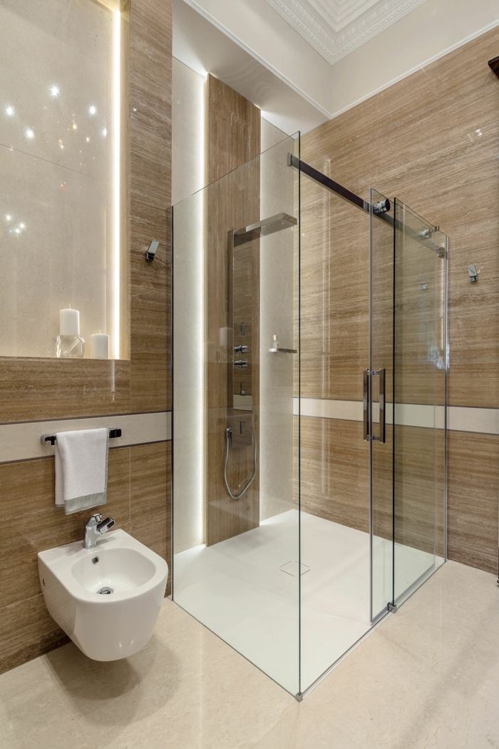 luxus badezimmer beige fliesen hochglanz dusche glas toilette