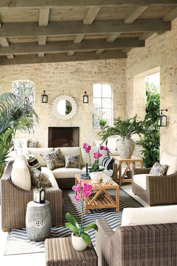 mediterrane-terrasse-gestalten-mit-flechtmöbel-topfpflanzen-dekorative-kissen