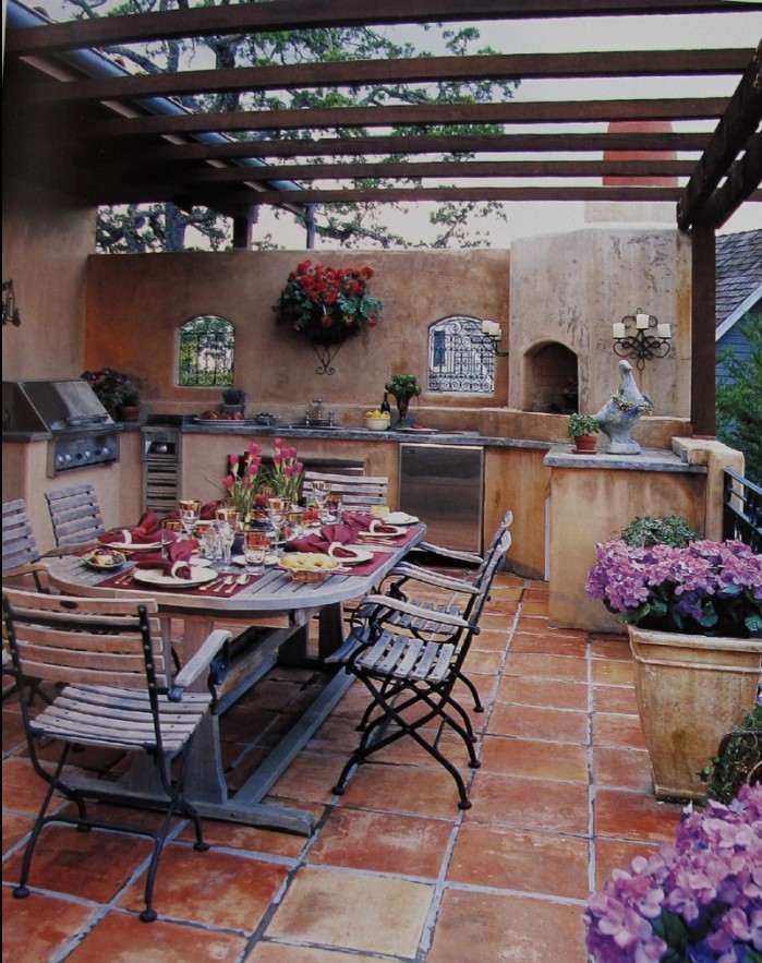 mediterrane-terrasse-metallstühle-mit-holzsitz-außenküche-ton-terracotta
