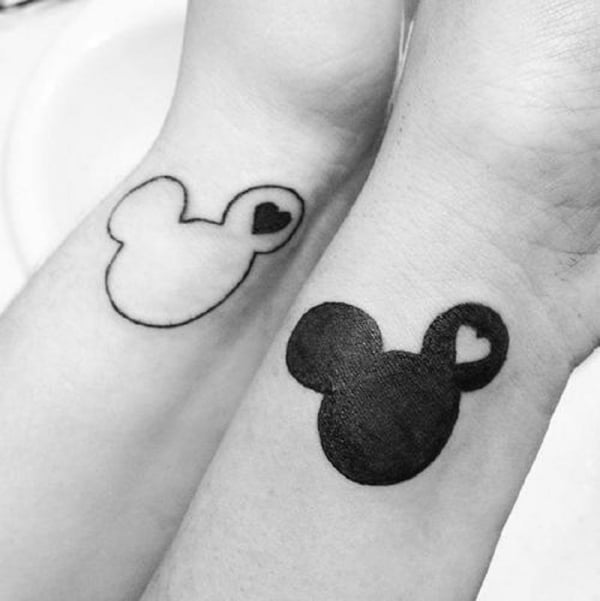dezente-tattoo-ideen-für-frauen-micky-mouse-design-freundinnen