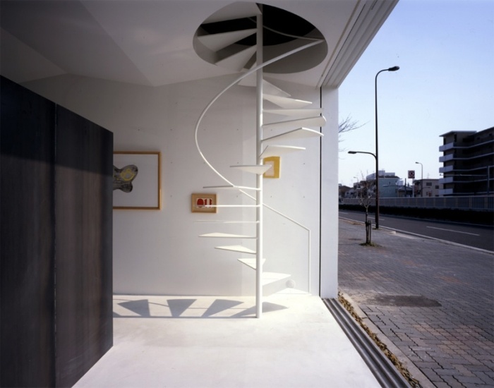 minimalistische-frei-schwebende-Treppe-geometrisch-spirale-weiß