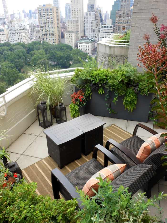 modern-balkon-gestalten-viel-grüne-schöne-aussicht-mobiliar-bequem