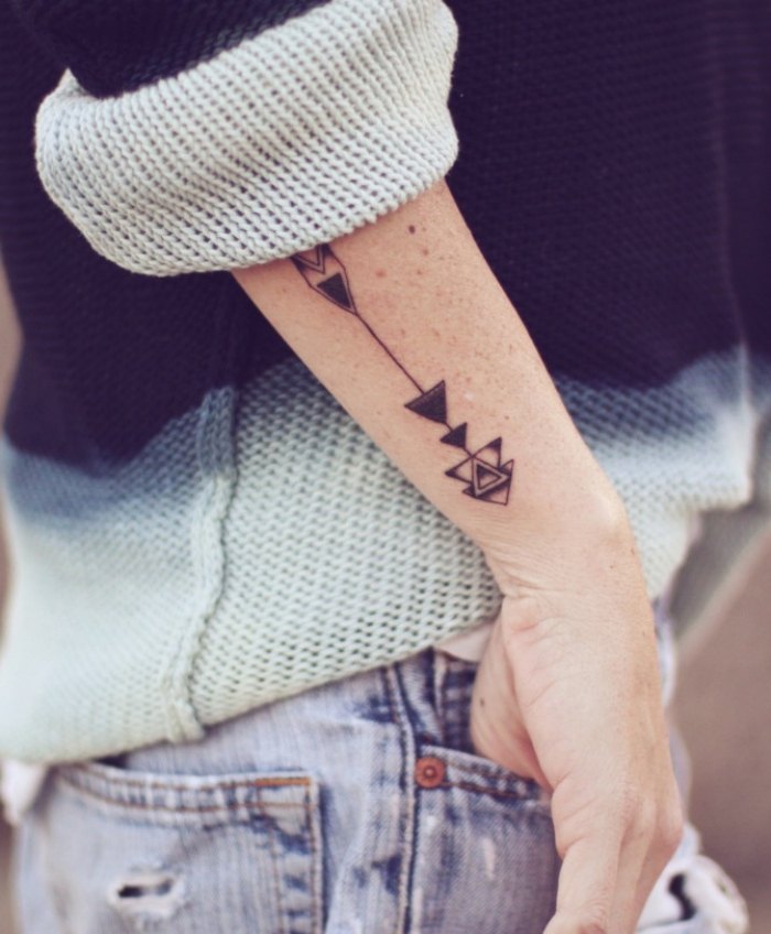 moderne-Tattoo-auf-Unterarm-Pfeil-Stilisiert-Ideen