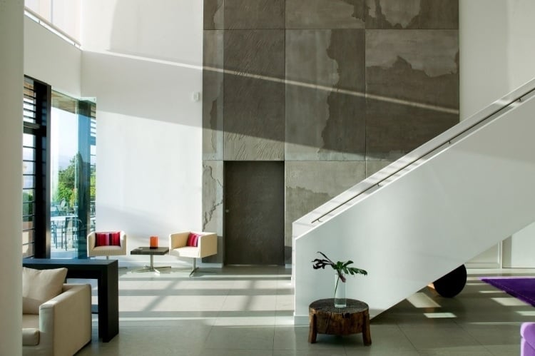 moderne-einrichtung-treppenbereich-dekorative-wandplatten-beton-optik