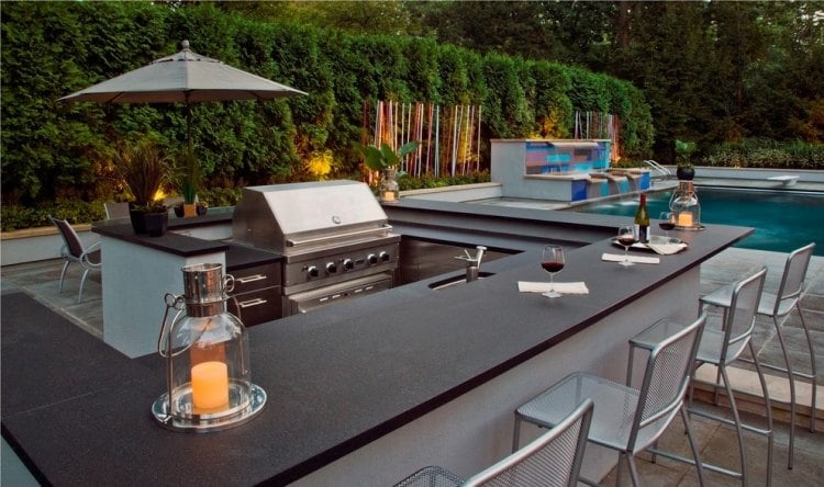 Moderne Gartengestaltung 2015 -outdoor-kueche-gartenbar-pool-wasserspiele-sichtschutzhecke