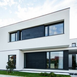 moderne haus in rumänien minimalistisch terrasse weiß