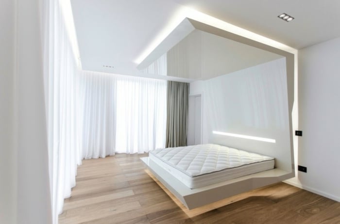 moderne haus in rumänien schlafzimmer bett vorhänge licht