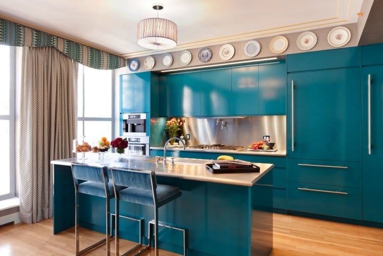 moderne-küche-design-aquafarbene-fronten-vorhänge-bodenlang-gemustert