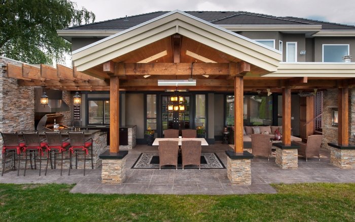 moderne-terrasse-mit-outdoor-küche-überdachung-steinverkleidete-wände