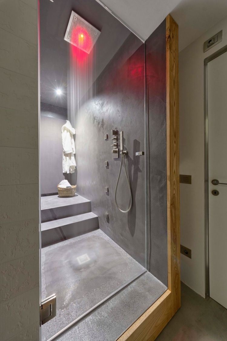 moderne-wohnung-badezimmer-regen-duschkopf-led-licht-farbwechsel
