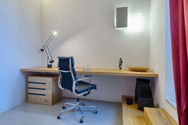 moderne wohnung home-office-holz-moebel-drehsessel