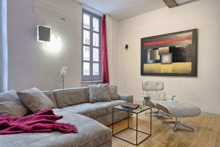 Moderne Wohnung -wohnzimmer-holzboden-weisse-wande-rote-akzente
