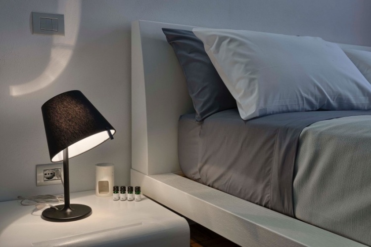 moderne-wohnungschlafzimmer-nachtlampe-schwarz