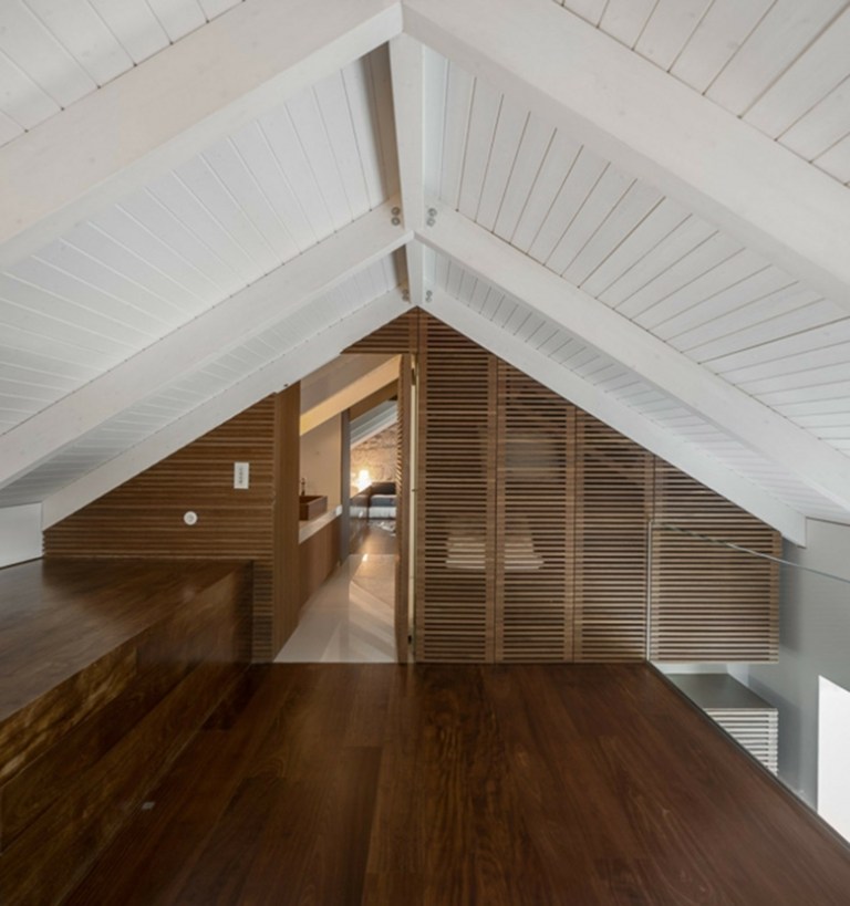 moderner Landhausstil Dachgeschoss Wohnung weiße Decke