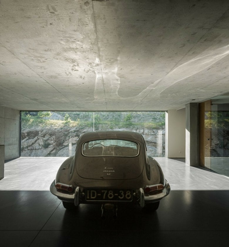 modern Landhausstil Garage minimalistisches Haus Betondecke Glaswand